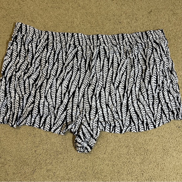 Ava & Viv black and white floral pull-on short with drawstring waist, size 4X - Picture 3 of 5